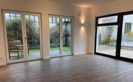 Büro 3 mit bodentiefen Fenstern und Terrassenzugang